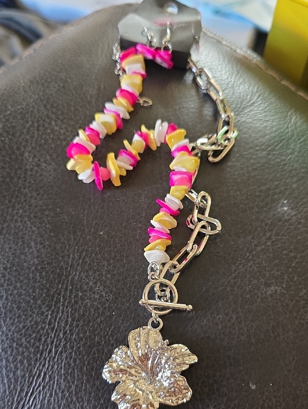 paparazzi Pink Yellow White Chunky Shell Bead Flower Pendant Necklace